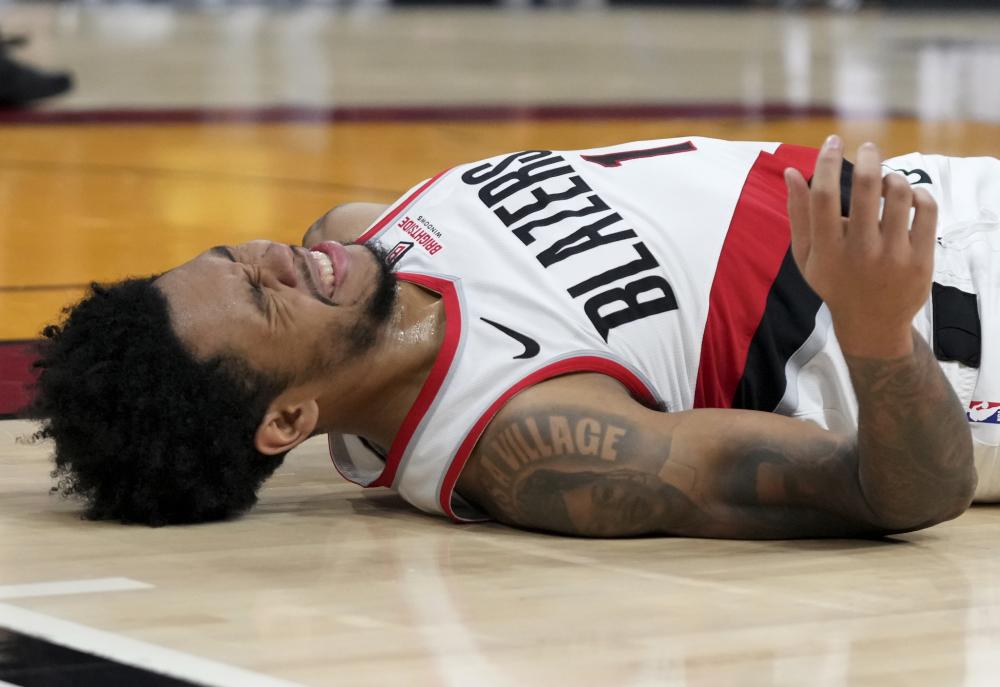 着冠军奖杯 着冠军奖杯