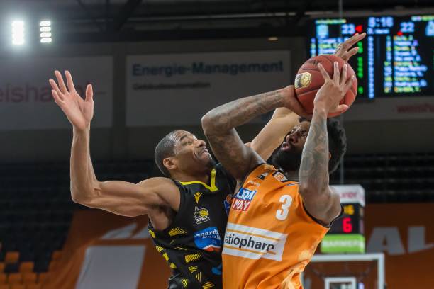 申花队员显 申花队员显