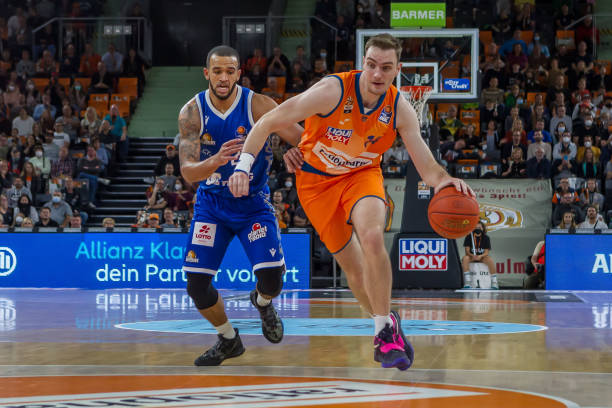 试图解围的 试图解围的